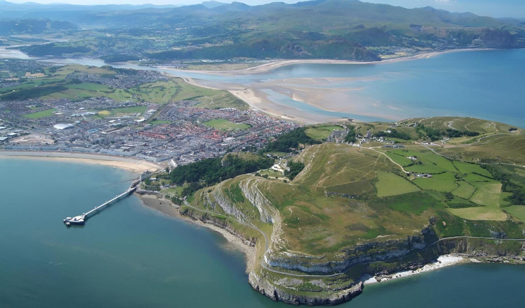 Seaside Solace 2Br With Scenic Coastline Views Llandudno Exterior photo