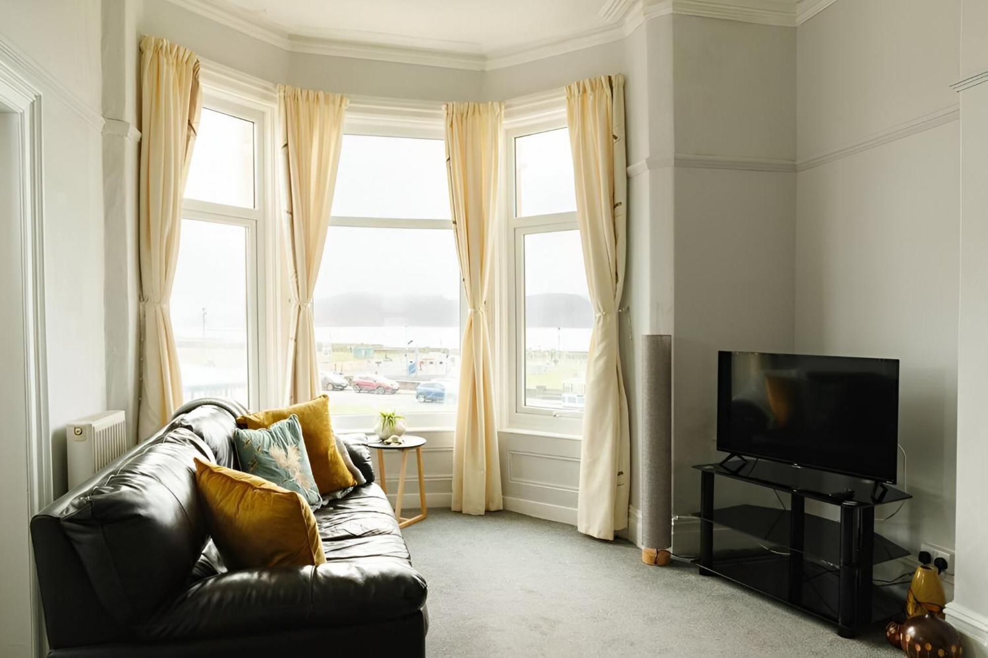 Seaside Solace 2Br With Scenic Coastline Views Llandudno Exterior photo